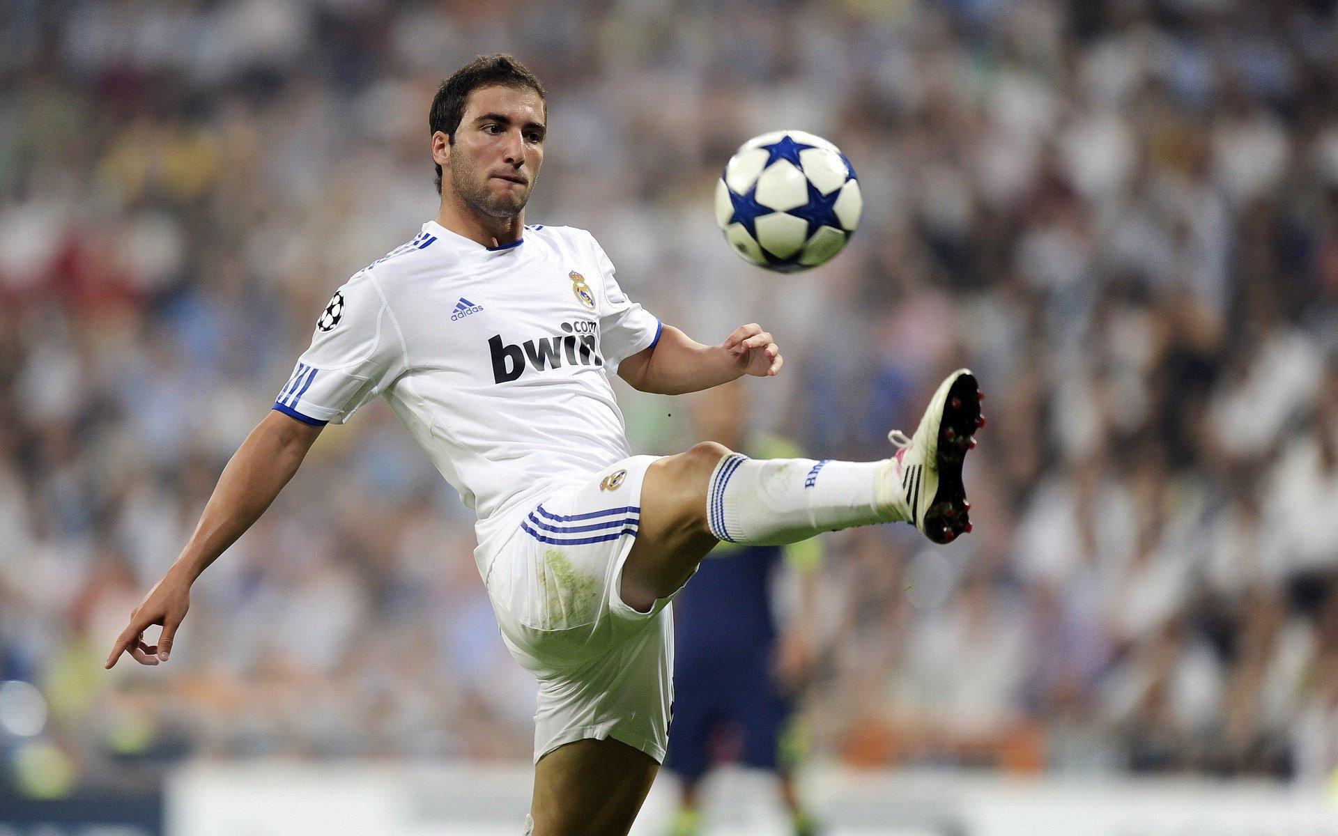 弗利克预言莱万将破穆勒进球纪录，卡恩豪言拜仁明年十连冠超越尤文